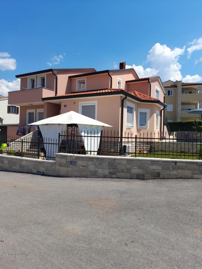 Studio apartman Dezire Buje Buitenkant foto